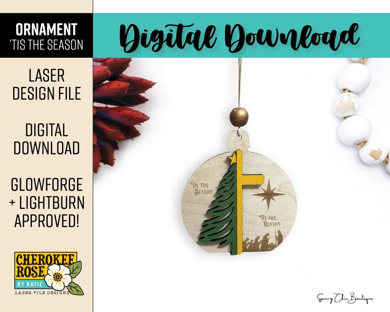 Puede incluir: Un adorno navide&ntilde;o redondo de madera con un pino verde cortado a l&aacute;ser, una cruz amarilla y una estrella. El adorno muestra el texto 'Tis the Season' y 'Tis the Reason' junto a una silueta de un bel&eacute;n. Cuelga de una cuenta dorada.