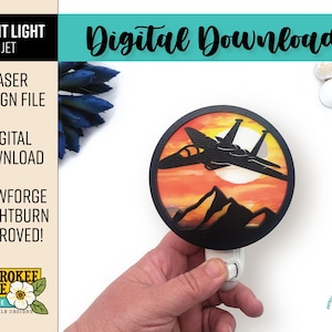 Puede incluir: Una luz de noche redonda con la silueta negra de un avión a reacción sobre un fondo de puesta de sol naranja, amarillo y negro. La luz de noche está sujeta por una mano y tiene un enchufe blanco. El texto a la izquierda dice "NIGHT LIGHT JET" y "Digital Download".