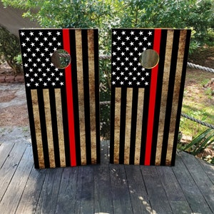 2 envoltórios Cornhole IMPERMEÁVEIS / Par de decalques finos de bombeiro de linha vermelha / Laminados / Fácil de aplicar / Par de skins Cornhole / Bandeira dos EUA / EUA