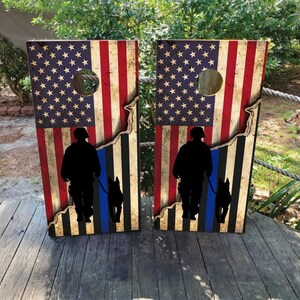 2 envoltórios Cornhole IMPERMEÁVEIS / Par de decalques finos de cães policiais de linha azul / Laminados / Fácil de aplicar / Par de peles Cornhole / Bandeira dos EUA / EUA