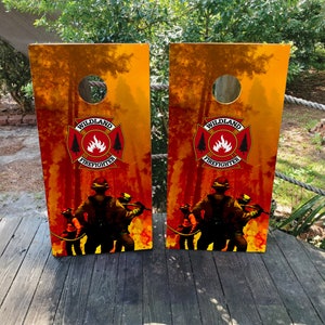 2 envoltórios de Cornhole IMPERMEÁVEIS / Par / Decalques de bombeiro de terra selvagem / Laminados / Fácil de aplicar / Par de peles de Cornhole / Impressão personalizada