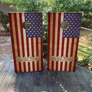2 envoltórios de Cornhole IMPERMEÁVEIS / Decalques de bandeira We the PEOPLE / Laminados / Fácil de aplicar / Par de skins de Cornhole / Impressão personalizada / Presente / Acampamento