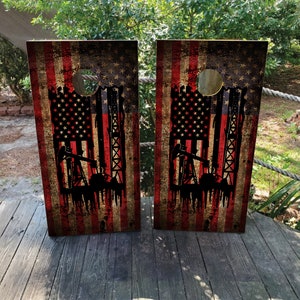 2 envoltórios Cornhole IMPERMEÁVEIS - Bandeira dos EUA e plataforma de petróleo - Laminado / Fácil de aplicar / Par de películas Cornhole / Bandeira dos EUA / Envoltórios Cornhole personalizados