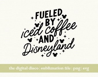 Alimentato da Iced Coffee & Disneyland PNG, SVG, File di sublimazione / Parco a tema / Estetica / Alla moda / Orecchie da topo / Caffè ghiacciato SVG / Design tazza