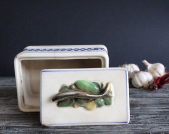 Vintage Sardinentopf oder Sardinendose, rechteckige Keramikschale in weiß und blau mit Fischrelief