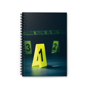 Cuaderno en espiral con marcador de evidencia impreso bajo demanda - Línea reglada Cartel amarillo Escena del crimen Forense CSI