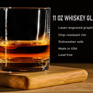 Peut inclure: Un verre &agrave; whisky transparent de 11 onces avec un bord r&eacute;sistant aux &eacute;clats. Le verre est rempli de liquide ambr&eacute; et repose sur une surface en bois. Le verre mesure 3 1/2 pouces de haut.  "11 OZ WHISKEY GLASS", "Laser-engraved graphic", "Chip-resistant rim", "Dishwasher safe", "Made in USA", "Lead free" sont imprim&eacute;s sur un fond noir.