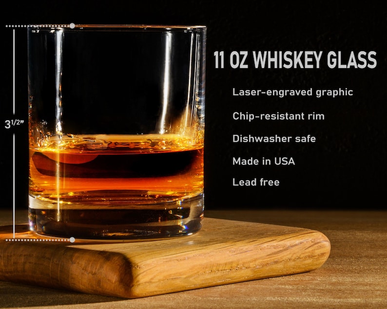 Peut inclure: Un verre &agrave; whisky transparent de 11 onces avec un bord r&eacute;sistant aux &eacute;clats. Le verre est rempli de liquide ambr&eacute; et repose sur une surface en bois. Le verre mesure 3 1/2 pouces de haut.  "11 OZ WHISKEY GLASS", "Laser-engraved graphic", "Chip-resistant rim", "Dishwasher safe", "Made in USA", "Lead free" sont imprim&eacute;s sur un fond noir.