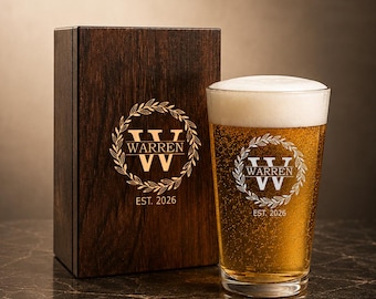 Coffret de verres à bière monogrammés personnalisés avec boîte en bois - Verre à bière personnalisé avec initiale - Cadeau idéal pour un départ à la retraite, un anniversaire ou un mariage.
