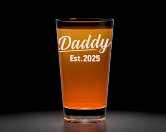 DADDY EST 2025 Beer Pint Glass - Funny and Great Gift for Daddy Fathers Stepfather Papa Pregnancy Announcement Present Christmas Birthday