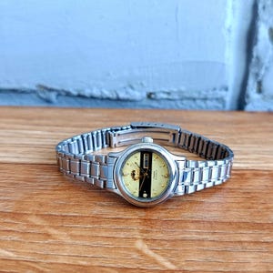 Orient Watches, damarmbandsur med stålboett, automatiskt urverk och kalender. Armband i rostfritt stål, vintage damklocka