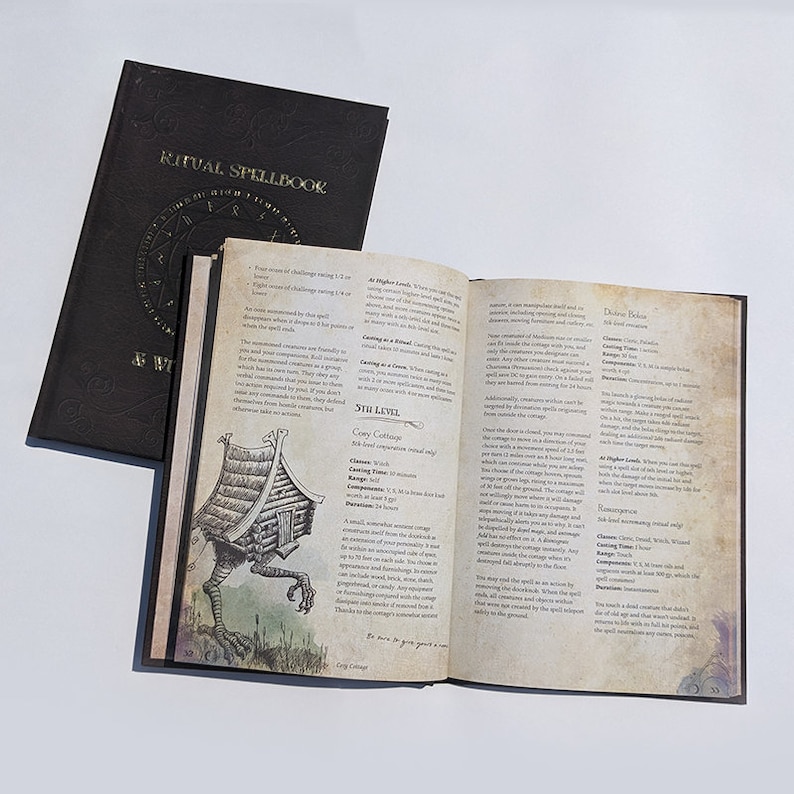 Op de afbeelding: Een open boek met een zwarte leren kaft. Het boek is getiteld "Ritual Spellbook". De pagina's staan vol met tekst en illustraties, waaronder een tekening van een huisje met poten. De tekst op de pagina bevat de spreuk "Cozy Cottage" en beschrijft de effecten van de spreuk.