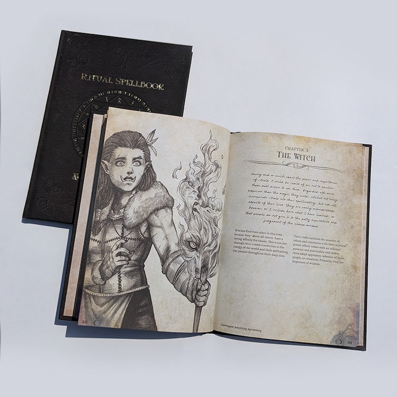 Op de afbeelding: Open boek met een zwarte kaft en gouden letters die "Ritual Spellbook" lezen. Het boek is open op een pagina met een zwart-witte illustratie van een heks die een fakkel vasthoudt. De tekst op de pagina luidt "Hoofdstuk 3: De Heks".