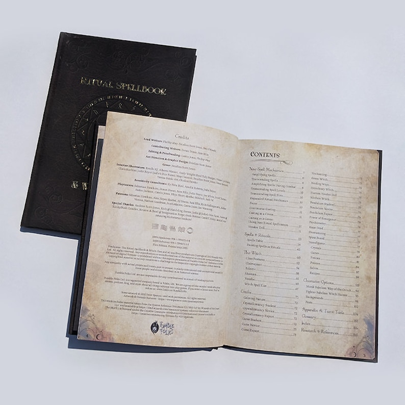 Op de afbeelding: Open boek met een zwarte leren kaft en gouden letters. De titel is "Ritual Spellbook". Het boek is open op een pagina met een inhoudsopgave met een lijst van verschillende spreuken en rituelen.