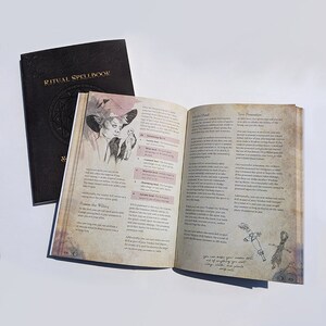 Op de afbeelding: Een open boek met een bruine leren kaft en pagina's vol tekst en illustraties. Het boek is getiteld "Ritual Spellbook" en bevat een tekening van een persoon met een vogel op zijn schouder. De tekst op de pagina bevat de titels "Inanimate Dead", "True Posesomen" en "Summon the Willing".
