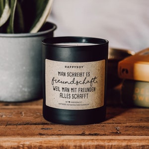 Duftkerze mit Spruch | Man schreibt es Freundschaft, weil man mit Freunden alles schafft | Sojawachskerze in schwarzem Glas