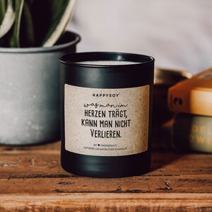 Duftkerze mit Spruch | Was man im Herzen trägt, kann man nicht verlieren | Sojawachskerze in schwarzem Glas