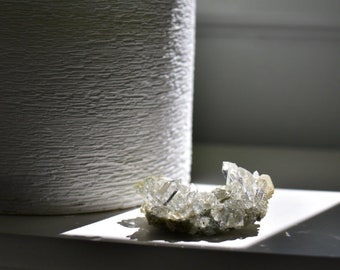 Himalayakvartskluster med klorit och anatas | Liten Himalayakvarts | Himalayakvarts med glittrande grön klorit