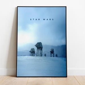 以下が含まれることがあります： 上部に「STAR WARS」というテキストが書かれた白黒のポスター。ポスターには、雪景色の中を歩く4台のAT-ATウォーカーが描かれている。