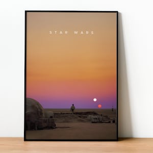 Puede incluir: Un póster minimalista con el texto "STAR WARS" en blanco sobre un fondo degradado de naranja, rosa y morado. El póster presenta la silueta de una persona de pie en un paisaje desértico con dos soles en el cielo.