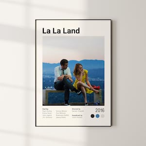 Puede incluir: Un póster de película para la película "La La Land" con Ryan Gosling y Emma Stone sentados en un banco con vistas a la ciudad. El póster incluye el título de la película, el año 2016 y los nombres de los actores y el director.