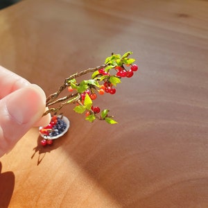 Miniatures de maison de poupée, bleuets, cerises et branche de cerisier image 3