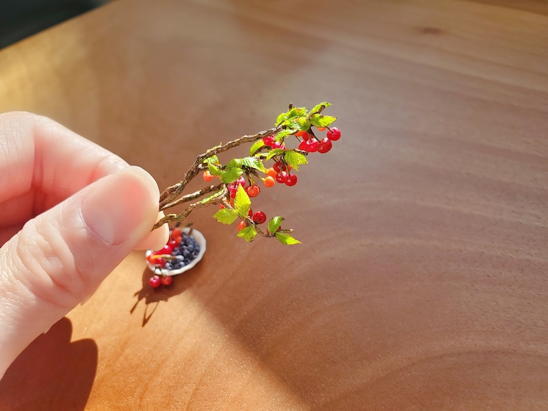 Miniatures de maison de poupée, bleuets, cerises et branche de cerisier image 3