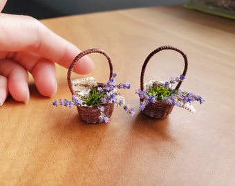 Poppenhuisminiatuurbloem - lavendel in handgemaakte geweven mand