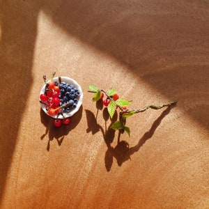 Miniatures de maison de poupée, bleuets, cerises et branche de cerisier image 5