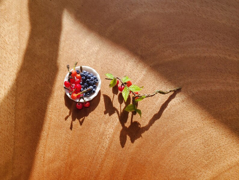 Miniatures de maison de poupée, bleuets, cerises et branche de cerisier image 5