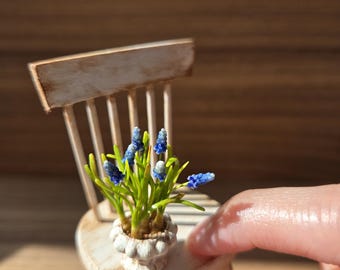 Poppenhuistuinminiaturen bloemen | blauwe muscari in handgeschilderde urn in 1:12
