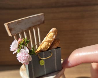 Puppenstube Miniatur Floristin | Pinke Pfingstrosen und Baguette in handgemachter Einkaufstasche in 1:12