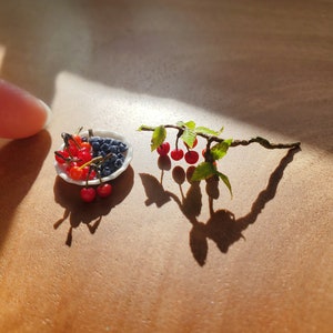 Miniatures de maison de poupée, bleuets, cerises et branche de cerisier image 4