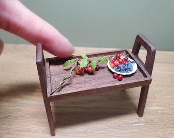 Mirtilli, ciliegie e ramo di ciliegio in miniatura della casa delle bambole