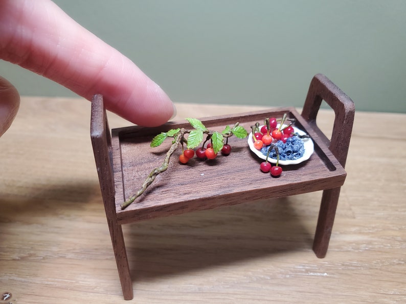 Miniatures de maison de poupée, bleuets, cerises et branche de cerisier image 1