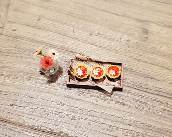 Ensemble de desserts miniatures pour maison de poupée - Minitartes aux fraises | Gerbera dans un vase en verre