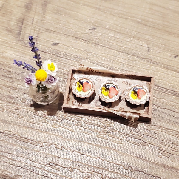 Ensemble de desserts miniatures pour maison de poupée - Minitartelettes aux myrtilles et aux fraises | vase en verre avec anémone, lavandes et Craspedia