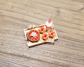 Ensemble de desserts miniatures pour maison de poupée - tarte aux fraises | mini-tartelettes aux fraises | Margarita aux fraises avec ours en gélatine