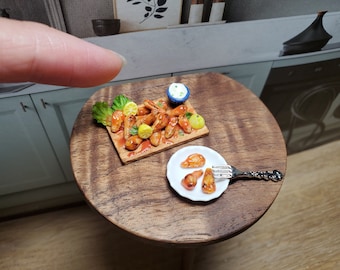 Nourriture miniature Dollhouse - Ailes de buffle sur planche de service à l’échelle 1:12