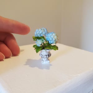 Puppenhaus Miniatur Blume - Blaue Hortensie in Urne