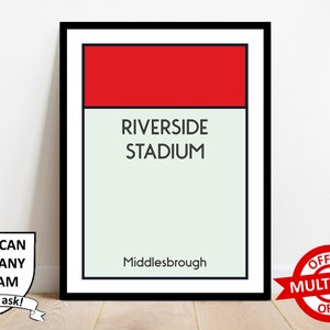Könnte beinhalten: Ein druckbarer Kunstdruck mit einem schwarz-weißen Design eines Fußballstadions mit dem Text "Riverside Stadium Middlesbrough". Das Stadion ist schwarz umrandet und der Hintergrund ist hellgrün. Der obere Teil des Designs ist einfarbig rot.