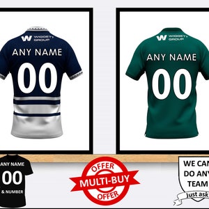 Peut inclure: Deux images encadrées de maillots de sport personnalisables avec le texte "WIGGETT GROUP" et "ANY NAME" sur le devant. Les maillots sont en bleu marine et vert. Un maillot noir avec le texte "ANY NAME" et "00" est sur une étagère sous les images encadrées. Un cercle rouge avec le texte "MULTI-BUY OFFER" est sur l'étagère. Un bouclier noir avec le texte "WE CAN DO ANY TEAM just ask!" est sur l'étagère.