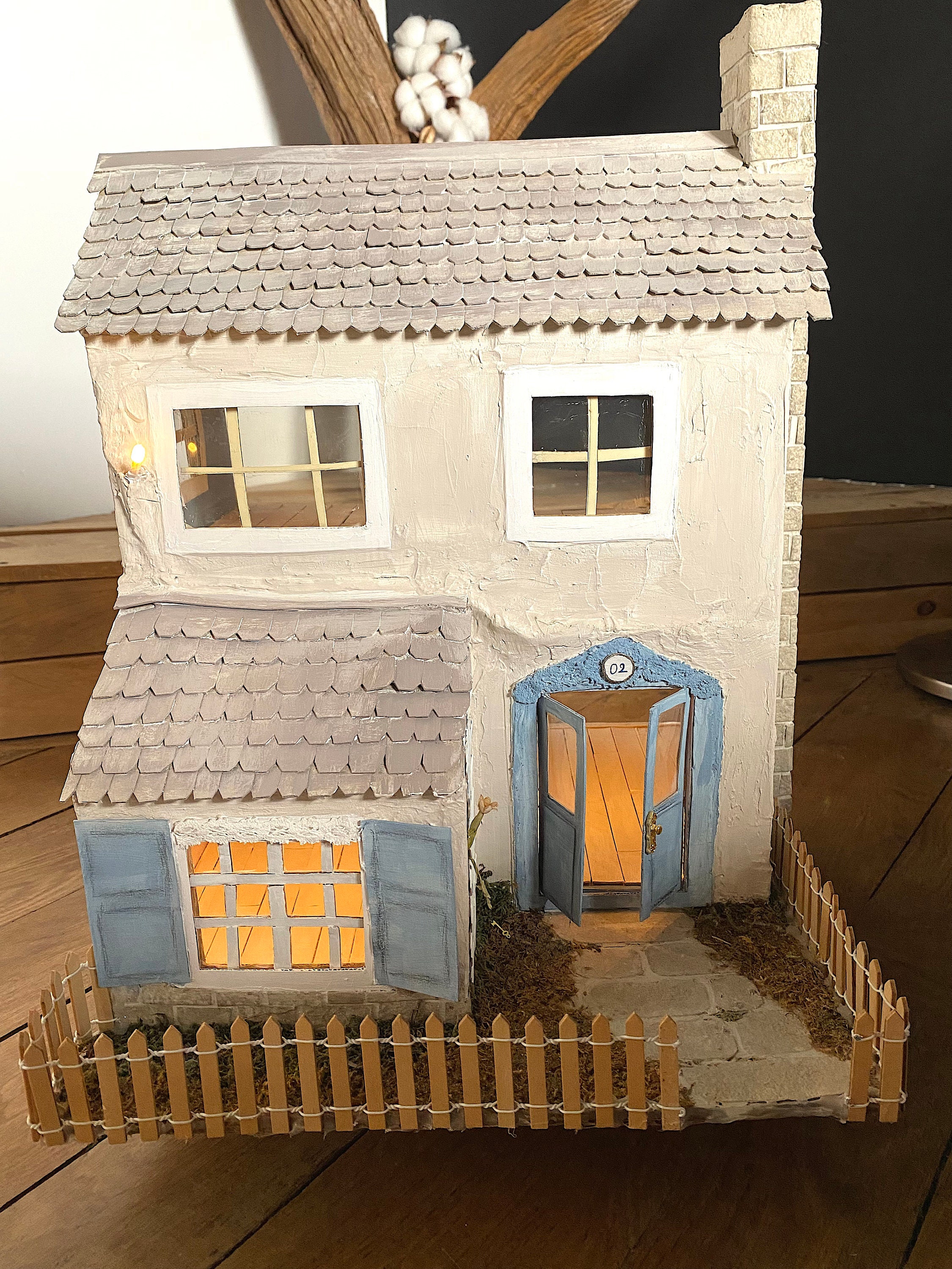 Maison poupée en bois et lot accessoires et personnages - L'atelier Du Bois