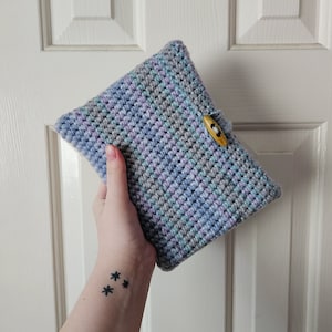 Crochet Book Sleeve | handmade book sleeve | crochet book accessories