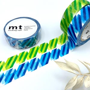 Könnte beinhalten: Eine Rolle blaues und grünes gemustertes Washi-Tape mit dem Text "mt masking tape KAMOJI PAPER "WASH" ADHESIVE TAPE" auf der Rolle.