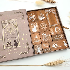 Stempel / Holzstempel von Notebook Therapy - Lunar Delivery - Vintage - Katzen - Hexen - Sterne - Zauber
