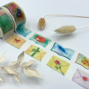 Könnte beinhalten: Eine Rolle Washi-Tape mit transparentem Hintergrund und bunten Illustrationen von Briefumschlägen, Blumen und Tieren. Das Band ist abgewickelt und zeigt mehrere der Designs.