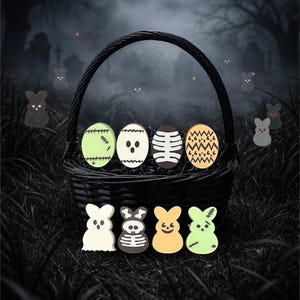 Può includere: Un cesto di vimini nero pieno di uova di Pasqua decorate e caramelle a forma di coniglietto. Le uova presentano disegni come cuciture, teschi e zig-zag. Le caramelle sono bianche, nere, arancioni e verdi. Lo sfondo è una scena spettrale di cimitero con la luna piena.