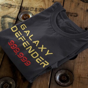 Galaxy Defender T-Shirt - Herren in Schwarz, Universal Passholder Favorite, Alien Attack, Theme Park Fan Geschenk, Ride Junkie Apparel