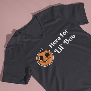 Here for Lil&#39; Boo V-Neck Shirt - Halloween Horror Nights T-Shirt, HHN T-Shirt, Universal Orlando, Spooky Season, Theme Park Fan, Kürbisse